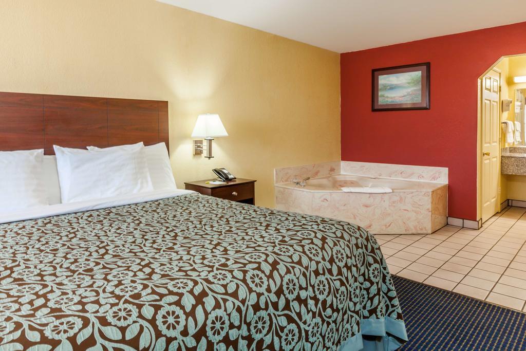 Days Inn Gun Barrel City 外观 照片